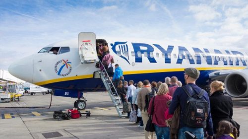 Пассажир Ryanair бежит к самолету по взлетной полосе