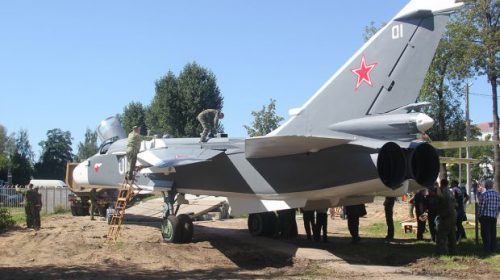 В Бобруйске на постамент установили Су-24 привезенный из Барановичей