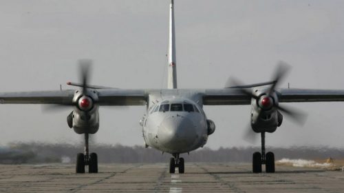 Самолет Ан-26 экстренно сел в Казани из-за отказа двигателя