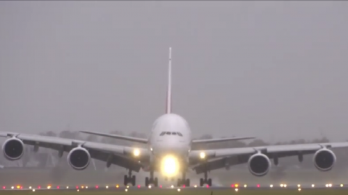 Посадку самолета при сильном ветре в Амстердаме сняли на видео