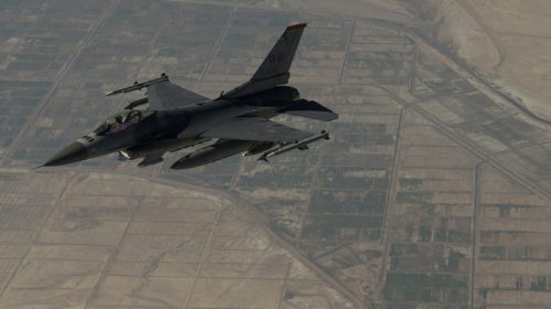 Американский  F-16 сбросил  два бака с топливом в южнокорейское озеро
