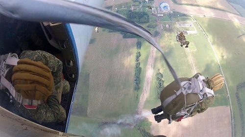 Белорусский десантник не растерялся и спас жизнь сослуживцу на высоте 80 метров.