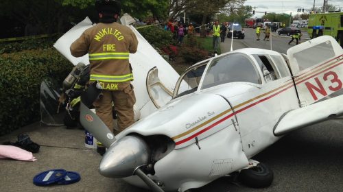 В США легкомоторный самолет упал на проезжую часть. Видео.