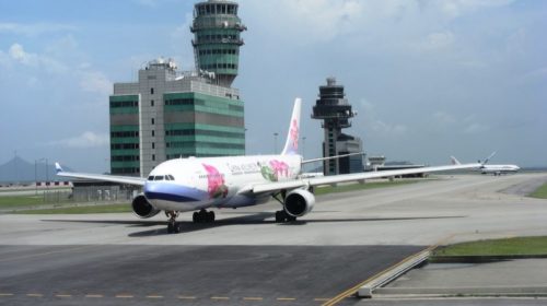 В аэропорту Гонконга самолет выкатился за пределы полосы