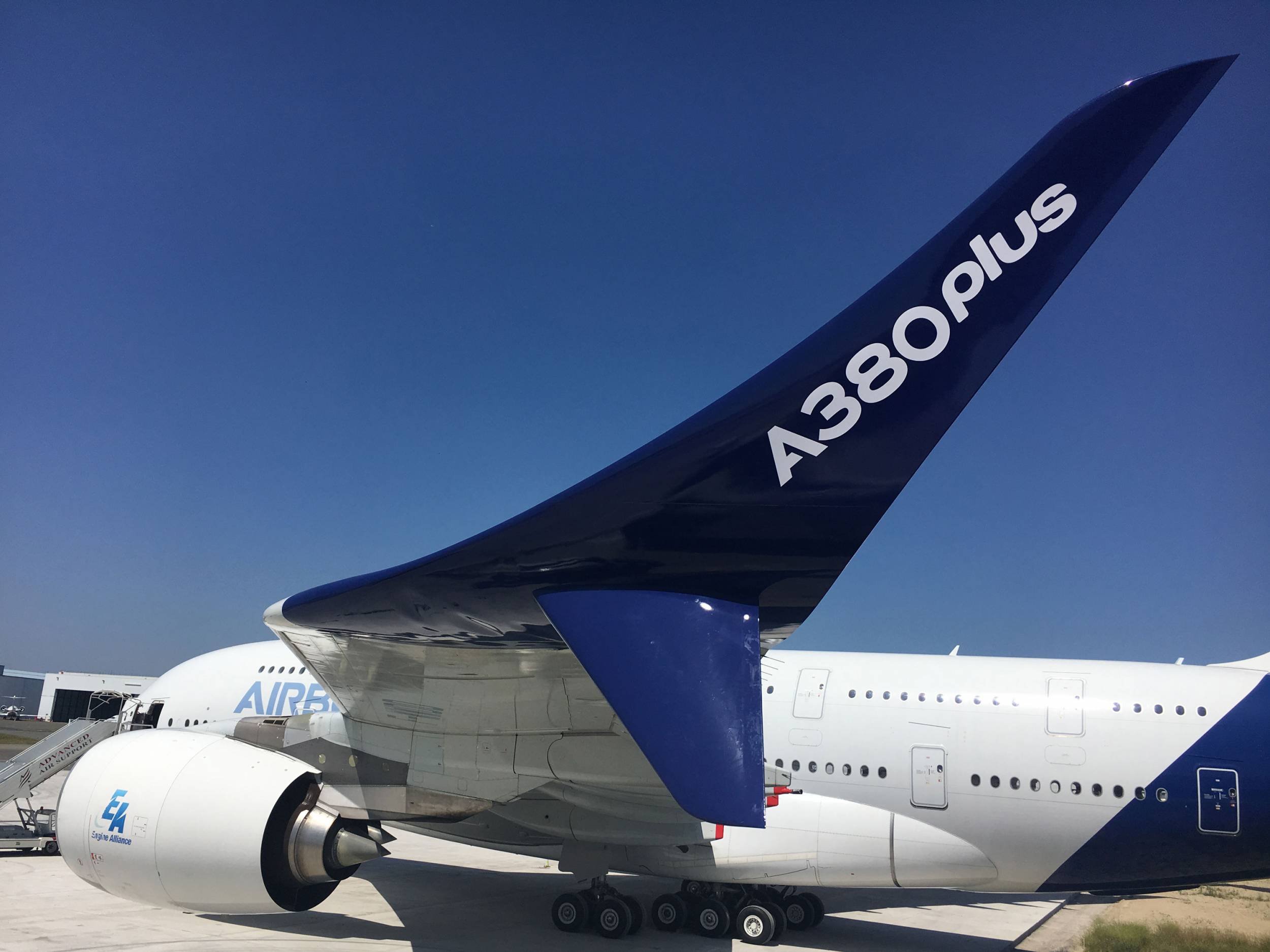 Аэробус фото. Airbus a380 Plus. Винглет Airbus a380. Новый Аэробус а380. Самый большой пассажирский самолет в мире Airbus a380.