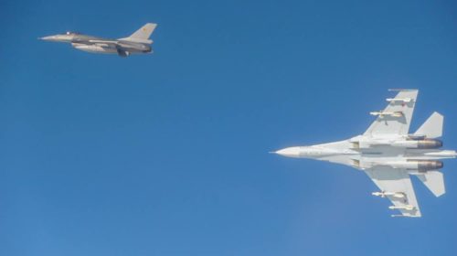 В сети появилось видео как Су-27 отгоняет F-16 от самолета Шойгу