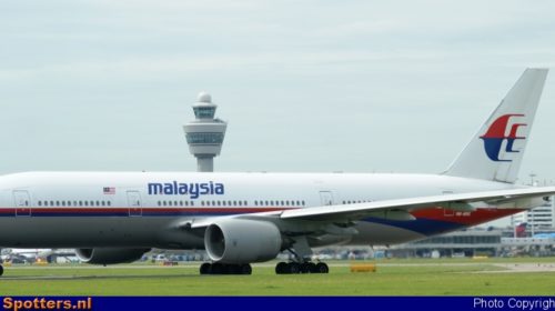 У Boeing 737-800  Malaysia Airlines во время посадки повредилась шина шасси