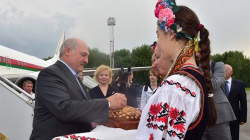 Беларуские чиновники прилетели в Киев обычным рейсом «Белавиа», президент — отдельно