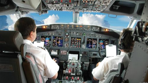 «Сынок хочешь поводить самолет», двух пилотов отстранили от полетов за передачу управления лайнером ребенку