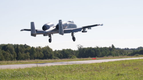Штурмовик ВВС США задел ограждение в Эстонии