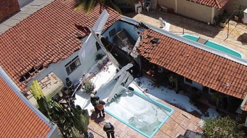 В Бразилии самолет упал на жилой дом.Фото