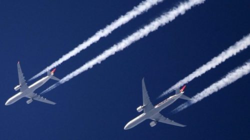 Что 10% американцев думают о следах от самолетов в небе