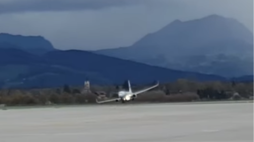 Пассажирский самолет едва не коснулся земли крылом (Видео)
