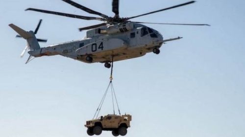 Новейший американский вертолет впервые поднял бронемашину