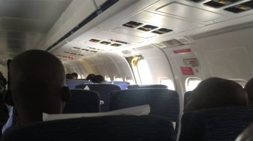 У самолета нигерийской авиакомпании оторвало дверь во время посадки
