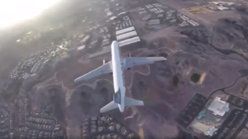 Беспилотник снял захватывающие кадры рядом с приземляющимся самолетом в Лас-Вегасе (Видео)