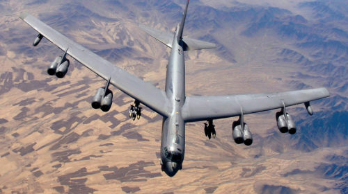 Американские военные планируют эксплуатировать бомбардировщики B-52 до 100 лет (Видео)