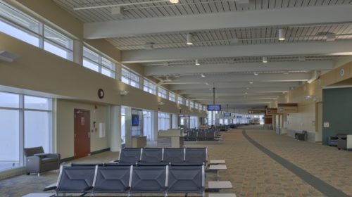 В США мужчина пытался протаранить здание аэропорта