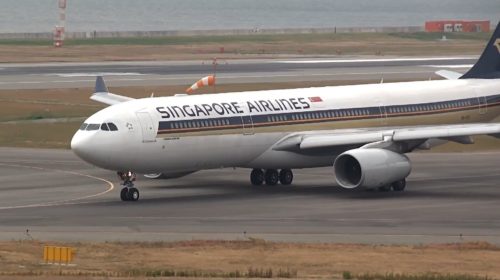 Самолет авиакомпании Singapore Airlines из-за отказа двигателя совершил аварийную посадку