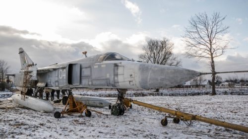 Фронтовой бомбардировщик Су-24М занимает свое место в будущем мемориальном комплексе воинской славы