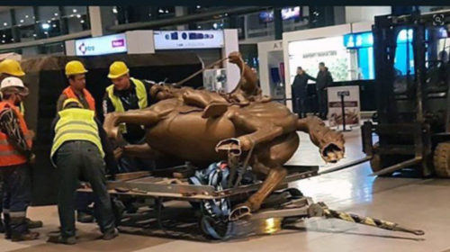 Греки добились демонтажа памятника национального героя Македонии в аэропорту Скопье