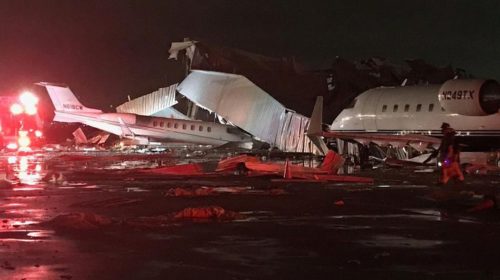 В Хьюстоне развалился ангар, раздавив самолет