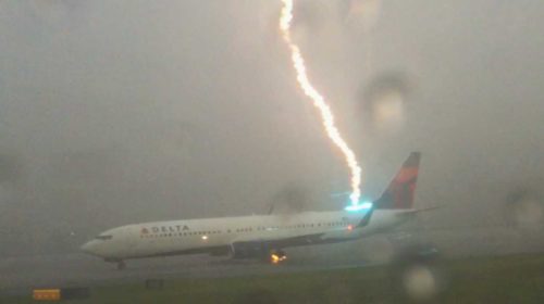 В Санкт-Петербурге в пассажирский самолет ударила молния