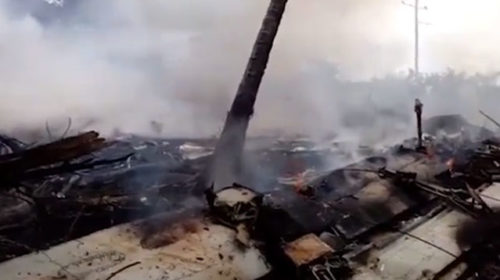 12-местный самолет упал на строящийся дом в оживленном районе города Мумбаи