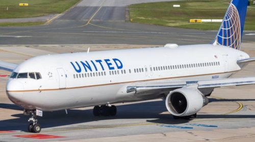 Пилот United Airlines посадил самолет из-за записки в туалете