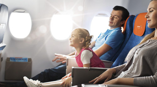 Опытные отцы и матери, постоянно летающие в самолетах всей семьей, поделились секретами комфортного полета с детьми