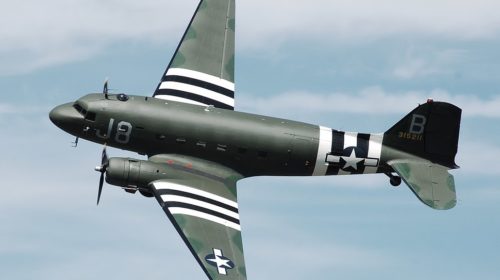 Во время взлета музейный Douglas C-47 Skytrain зацепил крылом ВПП. Видео