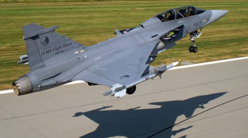 Шведский истребитель Jas 39 Gripen компании Saab разбился после столкновения с птицей