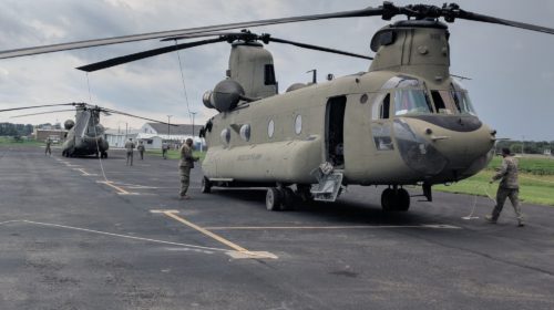 Американский военно-транспортный Boeing CH-47 Chinook приземлился на парковку возле бара в городе Фестус