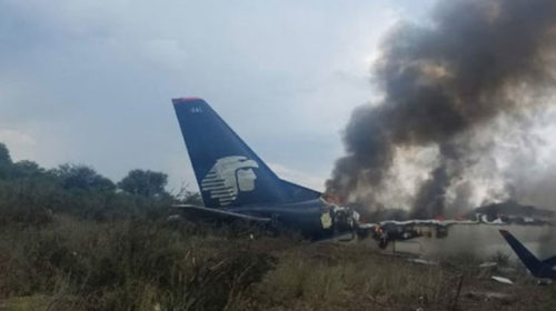 В Мексике упал пассажирский самолет  с 101 человеком на борту (дополнено)
