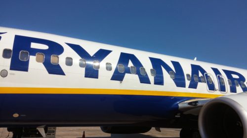 На борт Ryanair теперь можно бесплатно пронести только небольшую сумку