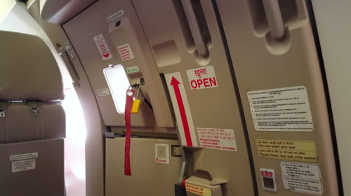 Пассажир подрался в самолете перепутав туалет с аварийным выходом