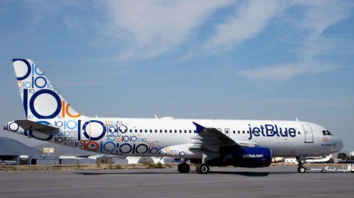 Пьяный пассажир авиакомпании JetBlue устроил дебош в аэропорту Орландо, подрался с сотрудниками полиции и попал в тюрьму