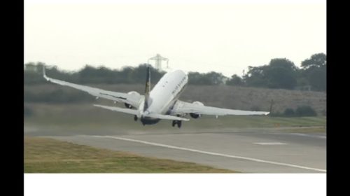 Самолет авиакомпании Ryanair пытается взлететь в аэропорту Бирмингема во время мощного шторма. ВИДЕО