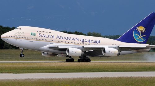 Компания Saudi Arabian Airlines не пустила мужчину на борт самолета в аэропорту Джакарты из-за того, что он был одет в шорты