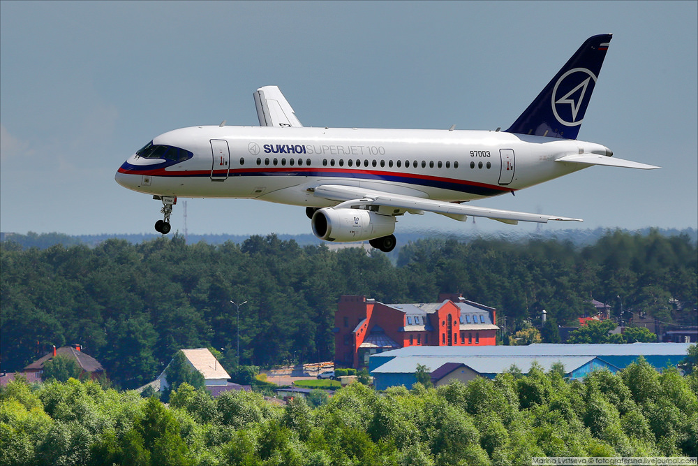 Супер дже. Суперджет 100. Сухой Суперджет 100. SSJ-100 самолет. Супер Джет 100 самолет.