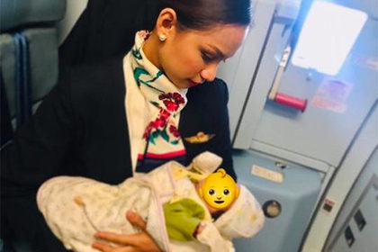 Стюардесса накормила грудью плачущего ребенка одного из пассажиров