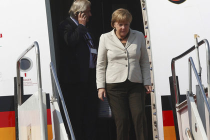 Самолет с Меркель вернулся из-за поломки
