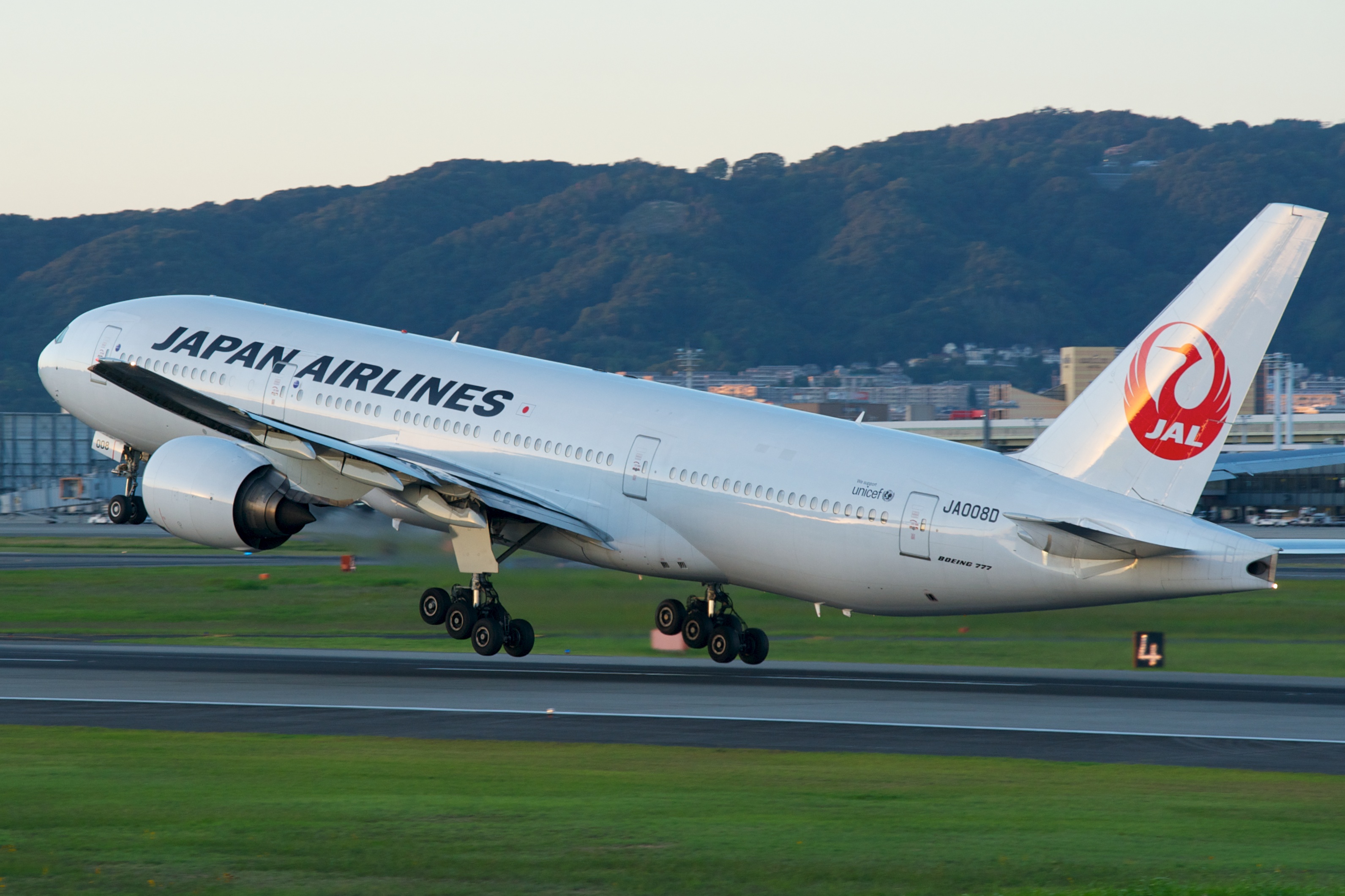 Авиакомпания авиалиния. Авиакомпания Japan Airlines. Самолеты авиакомпании JAL. Боинг 747 Япония. Самолет Japan Airlines.