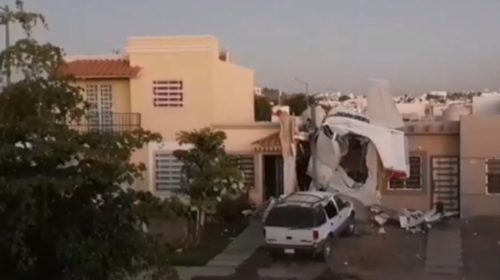 В сети появилось видео самолета влетевшего в жилой дом в Мексике