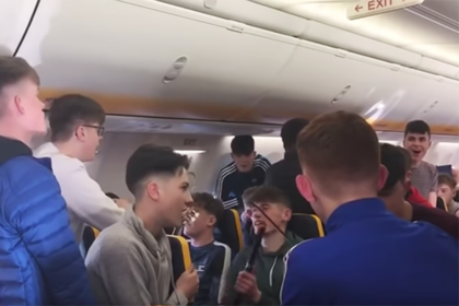 Ученики ирландской школы St. Brendan’s College запели песни на рейсе авиакомпании Ryanair и прославились