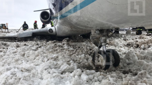 Самолет в Шереметьево не удержался в полосе из-за надломившейся стойки шасси.Фото