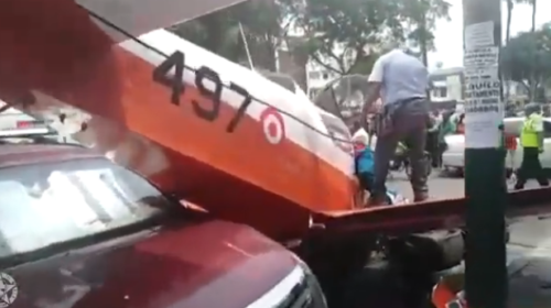 На припаркованные автомобили упал самолет ВВС Перу. Видео момента