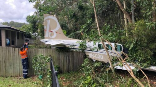 В Австралии пилот посадил легкий самолет в частном дворе. Фото