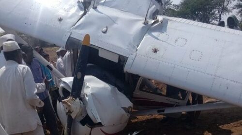 В Индии получил травмы пилот, сажая учебный самолет на дорогу.Фото