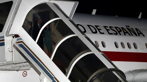 Итог: король и королева Испании просидели в самолете час из-за Touch-ID ангара аэропорта Буэнос-Айреса.